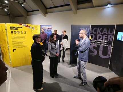 Ausstellungsbesuch von Staatssekretärind Dr. Märtens und Bundestagsvizepräsidentin Özoğuz