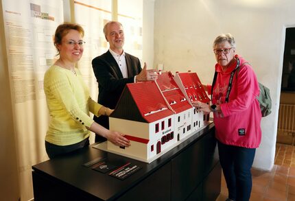 Museumleiterin und Behindertenbeauftragte freuen sich über das neue Modell“, v.l.n.r.: Alexandra Hortenbach (Stadt Zwickau, Museumsleiterin Priesterhäuser), Professor Dr. Weißbach (Westsächsische Hochschule Zwickau), Irina Teichert (Behindertenbeauftragte der Stadt Zwickau)